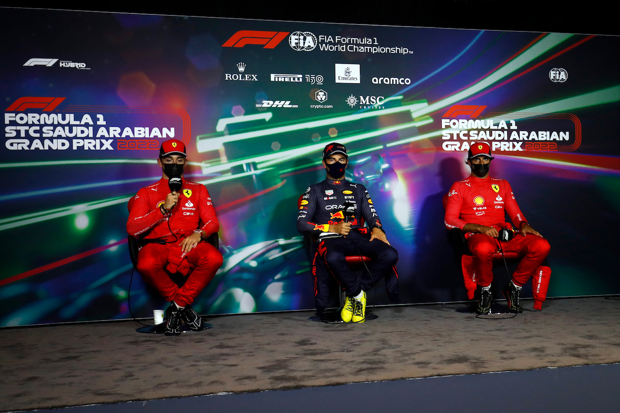 GP ARABIA SAUDITA, (L to R): Charles Leclerc (MON) Ferrari; Sergio Perez (MEX) Red Bull Racing; e Carlos Sainz Jr (ESP) Ferrari, in the post qualifying FIA Press Conference.
26.03.2022. Formula 1 World Championship, Rd 2, Saudi Arabian Grand Prix, Jeddah, Saudi Arabia, Qualifiche Day.
- www.xpbimages.com, EMail: requests@xpbimages.com © Copyright: XPB Images