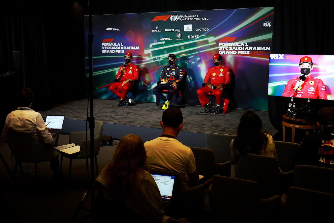 GP ARABIA SAUDITA, (L to R): Charles Leclerc (MON) Ferrari; Sergio Perez (MEX) Red Bull Racing; e Carlos Sainz Jr (ESP) Ferrari, in the post qualifying FIA Press Conference.
26.03.2022. Formula 1 World Championship, Rd 2, Saudi Arabian Grand Prix, Jeddah, Saudi Arabia, Qualifiche Day.
- www.xpbimages.com, EMail: requests@xpbimages.com © Copyright: XPB Images