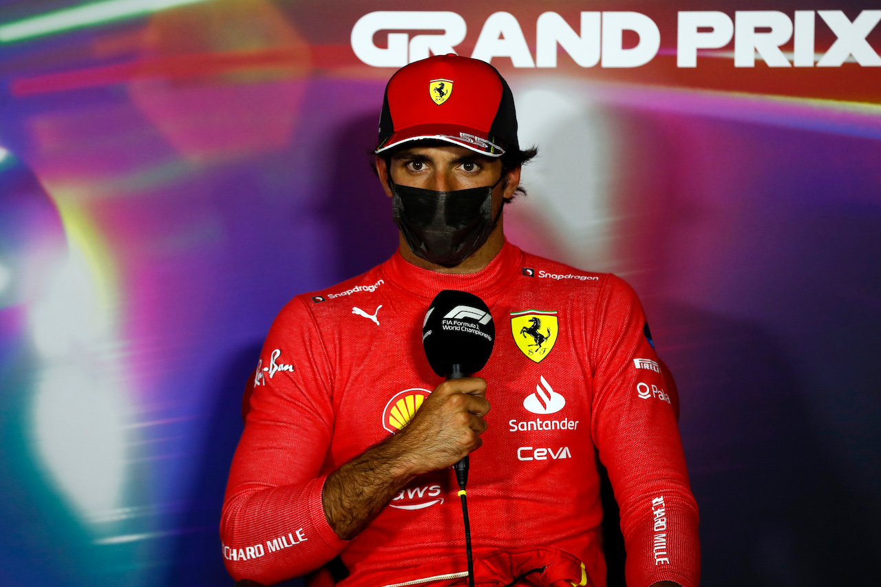 GP ARABIA SAUDITA, Carlos Sainz Jr (ESP) Ferrari in the post qualifying FIA Press Conference.
26.03.2022. Formula 1 World Championship, Rd 2, Saudi Arabian Grand Prix, Jeddah, Saudi Arabia, Qualifiche Day.
- www.xpbimages.com, EMail: requests@xpbimages.com © Copyright: XPB Images