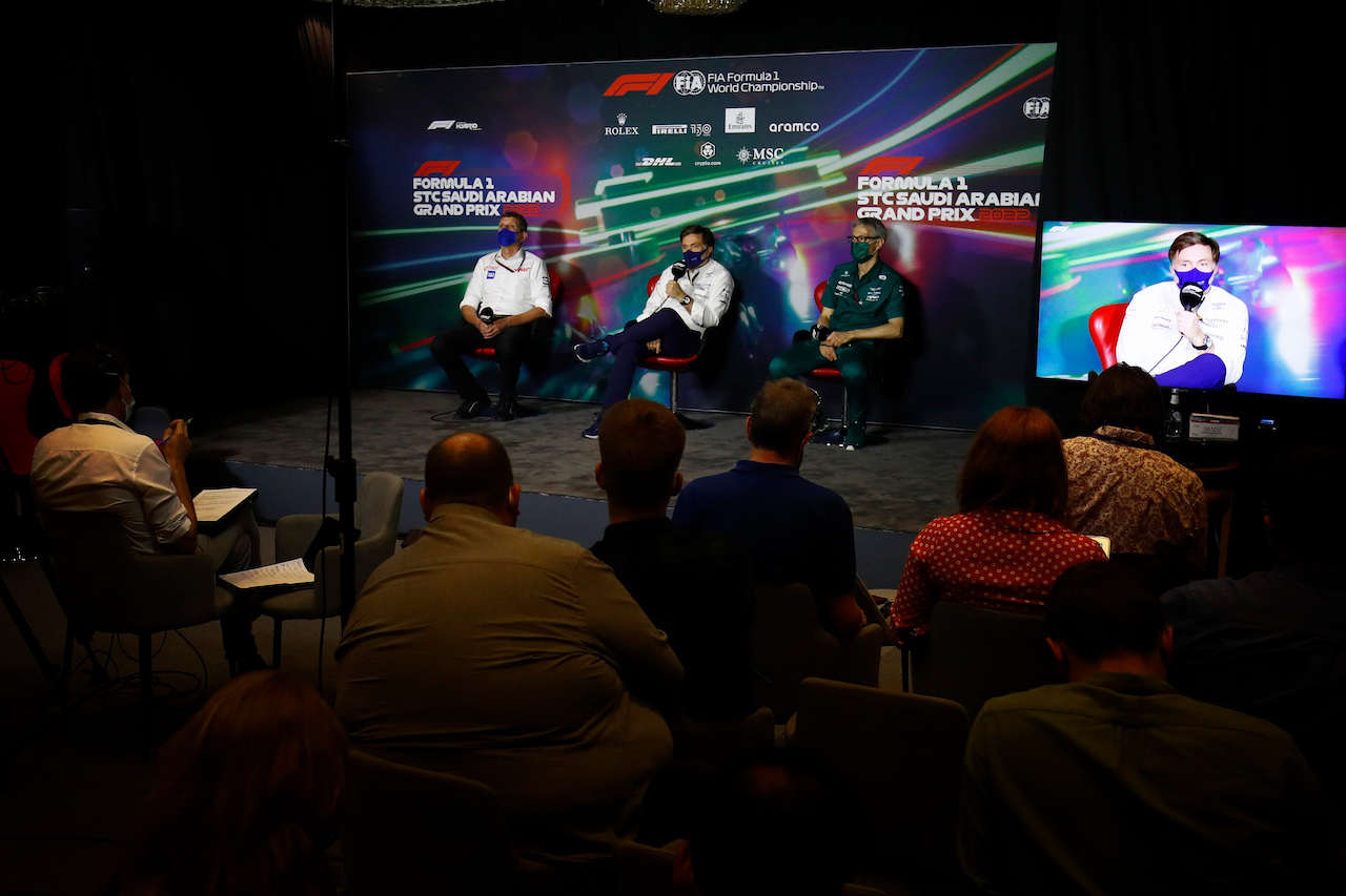 GP ARABIA SAUDITA, (L to R): Guenther Steiner (ITA) Haas F1 Team Prinicipal; Jost Capito (GER) Williams Racing Chief Executive Officer; e Mike Krack (LUX) Aston Martin F1 Team, Team Principal, in the FIA Press Conference.
26.03.2022. Formula 1 World Championship, Rd 2, Saudi Arabian Grand Prix, Jeddah, Saudi Arabia, Qualifiche Day.
- www.xpbimages.com, EMail: requests@xpbimages.com © Copyright: XPB Images