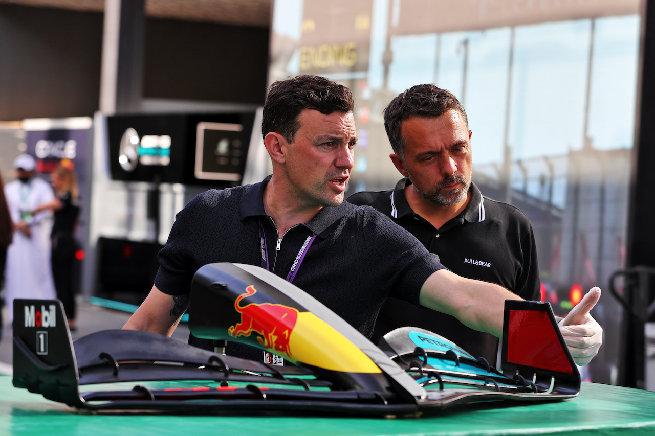 GP ARABIA SAUDITA, Will Buxton (GBR) F1 Digital Presenter - Red Bull Racing RB18 e Mercedes AMG F1 W13 front wing comparison.
26.03.2022. Formula 1 World Championship, Rd 2, Saudi Arabian Grand Prix, Jeddah, Saudi Arabia, Qualifiche Day.
- www.xpbimages.com, EMail: requests@xpbimages.com © Copyright: Moy / XPB Images