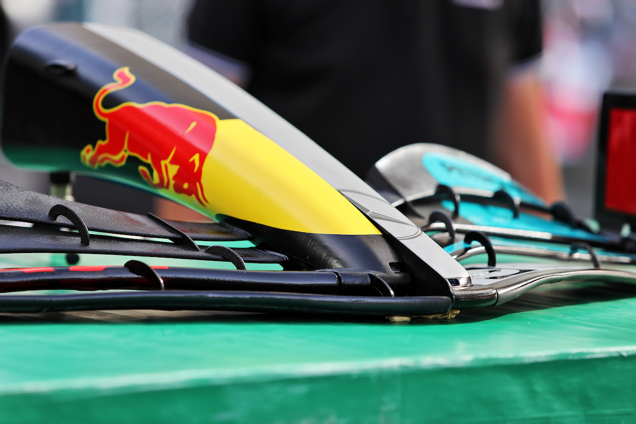 GP ARABIA SAUDITA, Red Bull Racing RB18 e Mercedes AMG F1 W13 front wing comparison.
26.03.2022. Formula 1 World Championship, Rd 2, Saudi Arabian Grand Prix, Jeddah, Saudi Arabia, Qualifiche Day.
- www.xpbimages.com, EMail: requests@xpbimages.com © Copyright: Moy / XPB Images