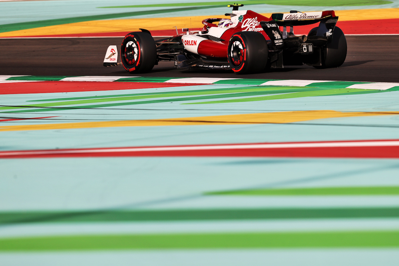 GP ARABIA SAUDITA, Guanyu Zhou (CHN) Alfa Romeo F1 Team C42.
26.03.2022. Formula 1 World Championship, Rd 2, Saudi Arabian Grand Prix, Jeddah, Saudi Arabia, Qualifiche Day.
- www.xpbimages.com, EMail: requests@xpbimages.com © Copyright: Moy / XPB Images