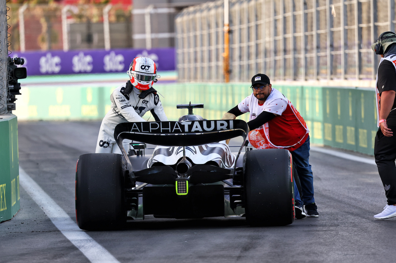 GP ARABIA SAUDITA, Pierre Gasly (FRA) pushes his AlphaTauri AT03 back into the pits in the third practice session.
26.03.2022. Formula 1 World Championship, Rd 2, Saudi Arabian Grand Prix, Jeddah, Saudi Arabia, Qualifiche Day.
- www.xpbimages.com, EMail: requests@xpbimages.com © Copyright: Batchelor / XPB Images