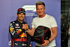 GP ARABIA SAUDITA, Sergio Perez (MEX) Red Bull Racing receives his Pirelli Pole Position Award from Gordon Ramsey (GBR) Celebrity Chef.
26.03.2022. Formula 1 World Championship, Rd 2, Saudi Arabian Grand Prix, Jeddah, Saudi Arabia, Qualifiche Day.
- www.xpbimages.com, EMail: requests@xpbimages.com © Copyright: Batchelor / XPB Images