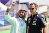 GP ARABIA SAUDITA, Christian Horner (GBR) Red Bull Racing Team Principal with fans.
26.03.2022. Formula 1 World Championship, Rd 2, Saudi Arabian Grand Prix, Jeddah, Saudi Arabia, Qualifiche Day.
- www.xpbimages.com, EMail: requests@xpbimages.com © Copyright: Moy / XPB Images