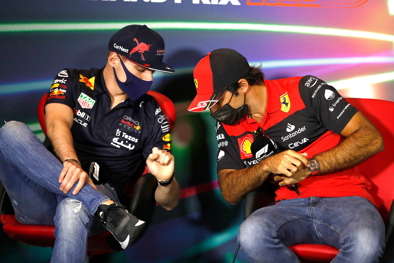 GP ARABIA SAUDITA, (L to R): Max Verstappen (NLD) Red Bull Racing e Carlos Sainz Jr (ESP) Ferrari in the FIA Press Conference.
25.03.2022 Formula 1 World Championship, Rd 2, Saudi Arabian Grand Prix, Jeddah, Saudi Arabia, Practice Day.
- www.xpbimages.com, EMail: requests@xpbimages.com © Copyright: XPB Images