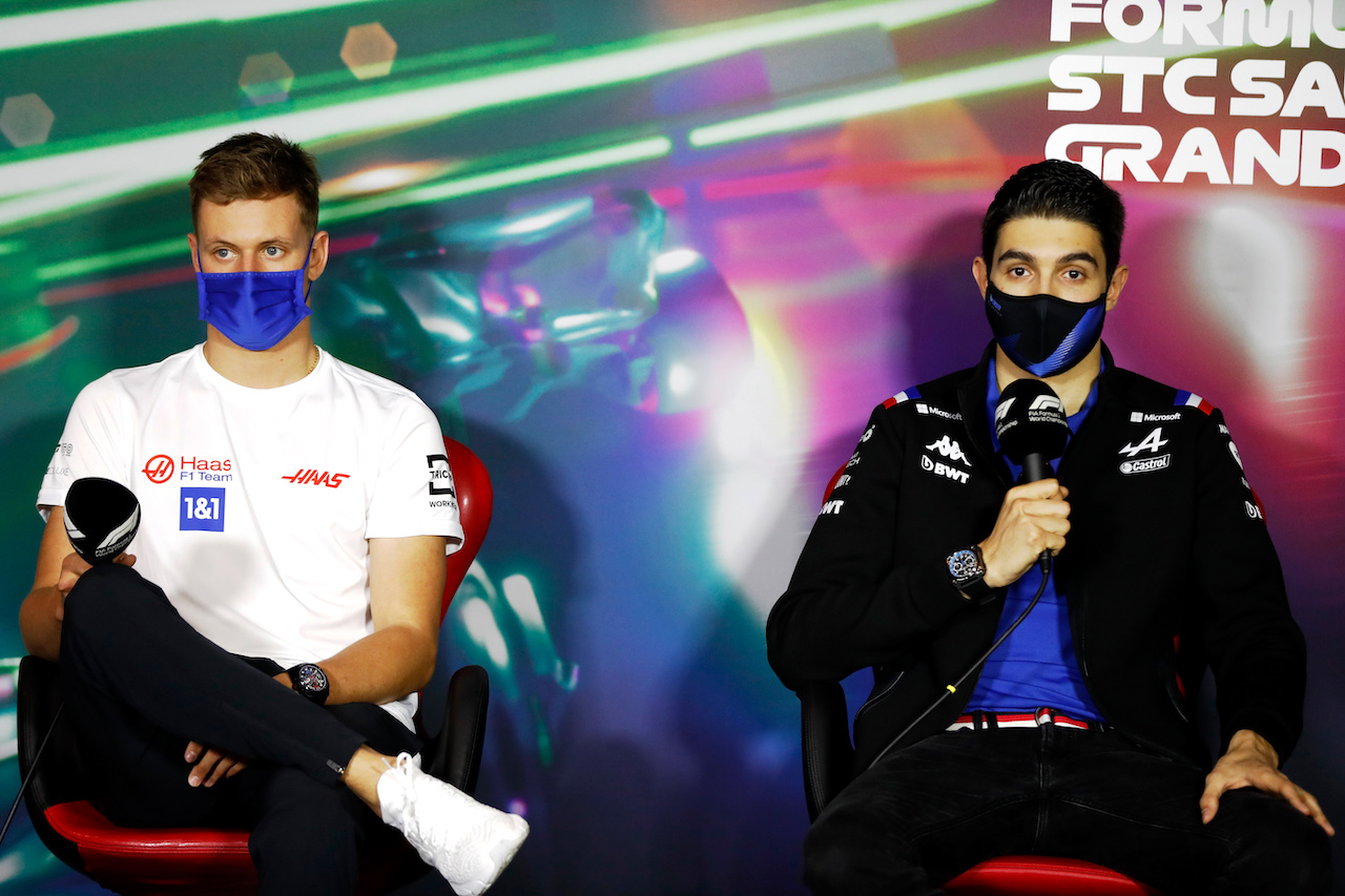 GP ARABIA SAUDITA, (L to R): Mick Schumacher (GER) Haas F1 Team e Esteban Ocon (FRA) Alpine F1 Team in the FIA Press Conference.
25.03.2022 Formula 1 World Championship, Rd 2, Saudi Arabian Grand Prix, Jeddah, Saudi Arabia, Practice Day.
- www.xpbimages.com, EMail: requests@xpbimages.com © Copyright: XPB Images