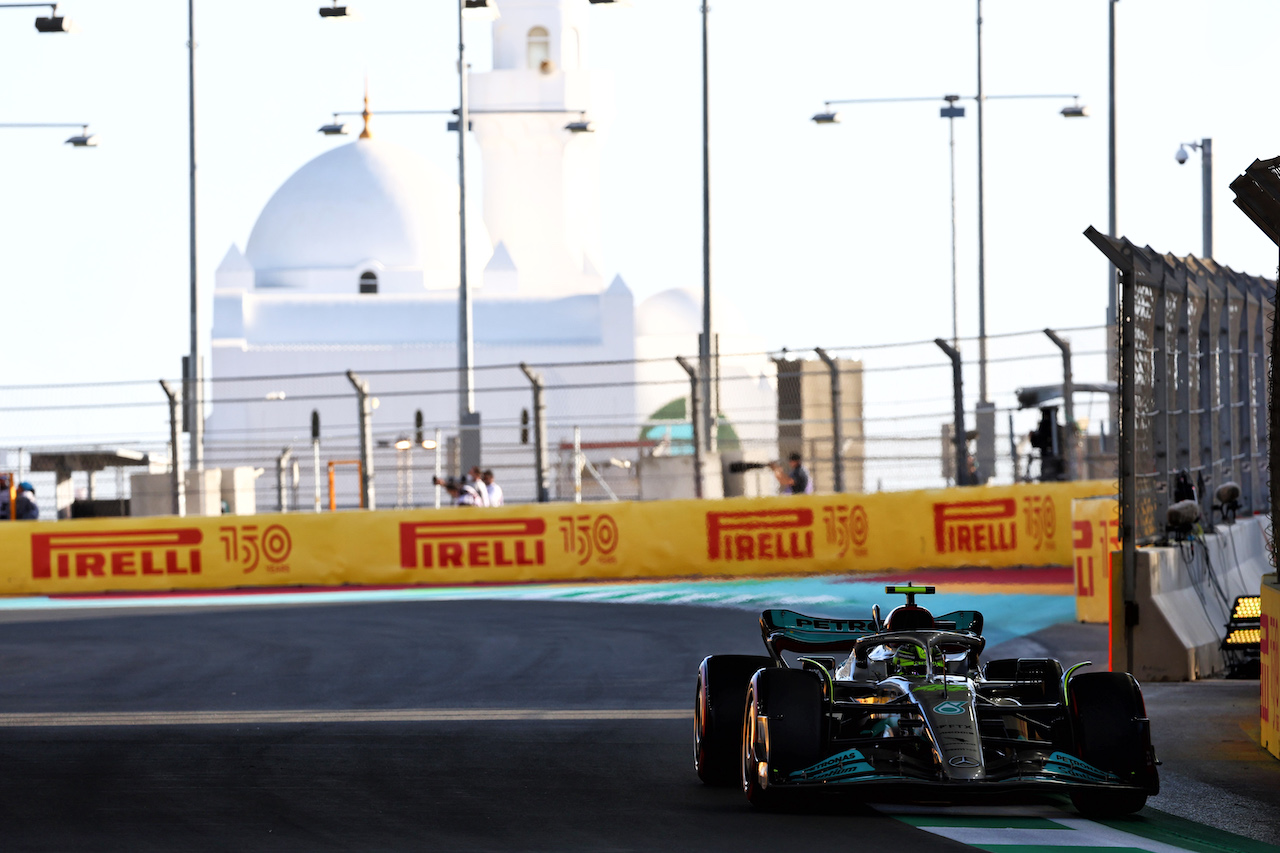 GP ARABIA SAUDITA, Lewis Hamilton (GBR) Mercedes AMG F1 W13.
25.03.2022 Formula 1 World Championship, Rd 2, Saudi Arabian Grand Prix, Jeddah, Saudi Arabia, Practice Day.
- www.xpbimages.com, EMail: requests@xpbimages.com © Copyright: Batchelor / XPB Images