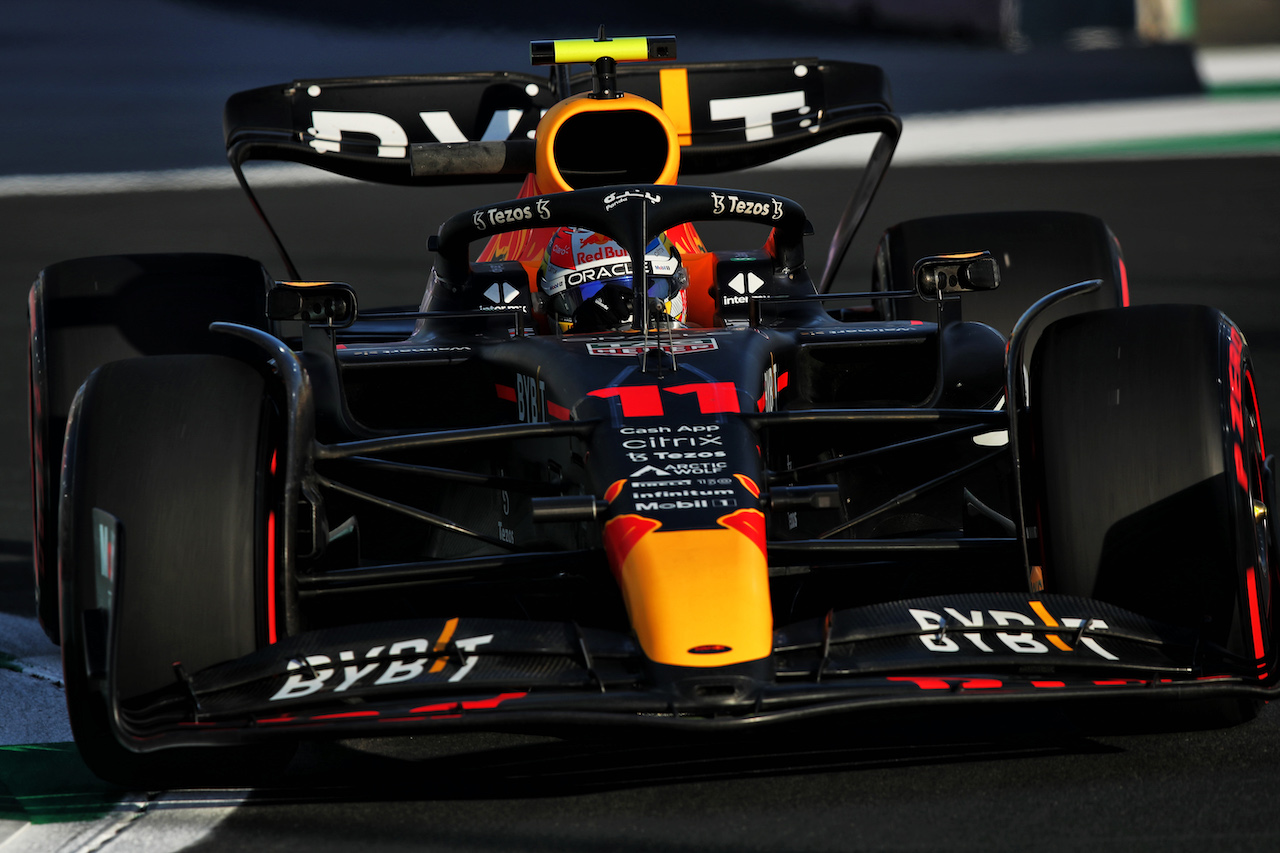 GP ARABIA SAUDITA, Sergio Perez (MEX) Red Bull Racing RB18.
25.03.2022 Formula 1 World Championship, Rd 2, Saudi Arabian Grand Prix, Jeddah, Saudi Arabia, Practice Day.
 - www.xpbimages.com, EMail: requests@xpbimages.com © Copyright: Coates / XPB Images