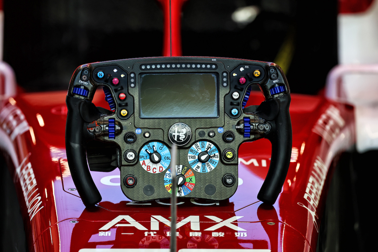 GP ARABIA SAUDITA, Alfa Romeo F1 Team C42 steering wheel.
25.03.2022 Formula 1 World Championship, Rd 2, Saudi Arabian Grand Prix, Jeddah, Saudi Arabia, Practice Day.
- www.xpbimages.com, EMail: requests@xpbimages.com © Copyright: Batchelor / XPB Images