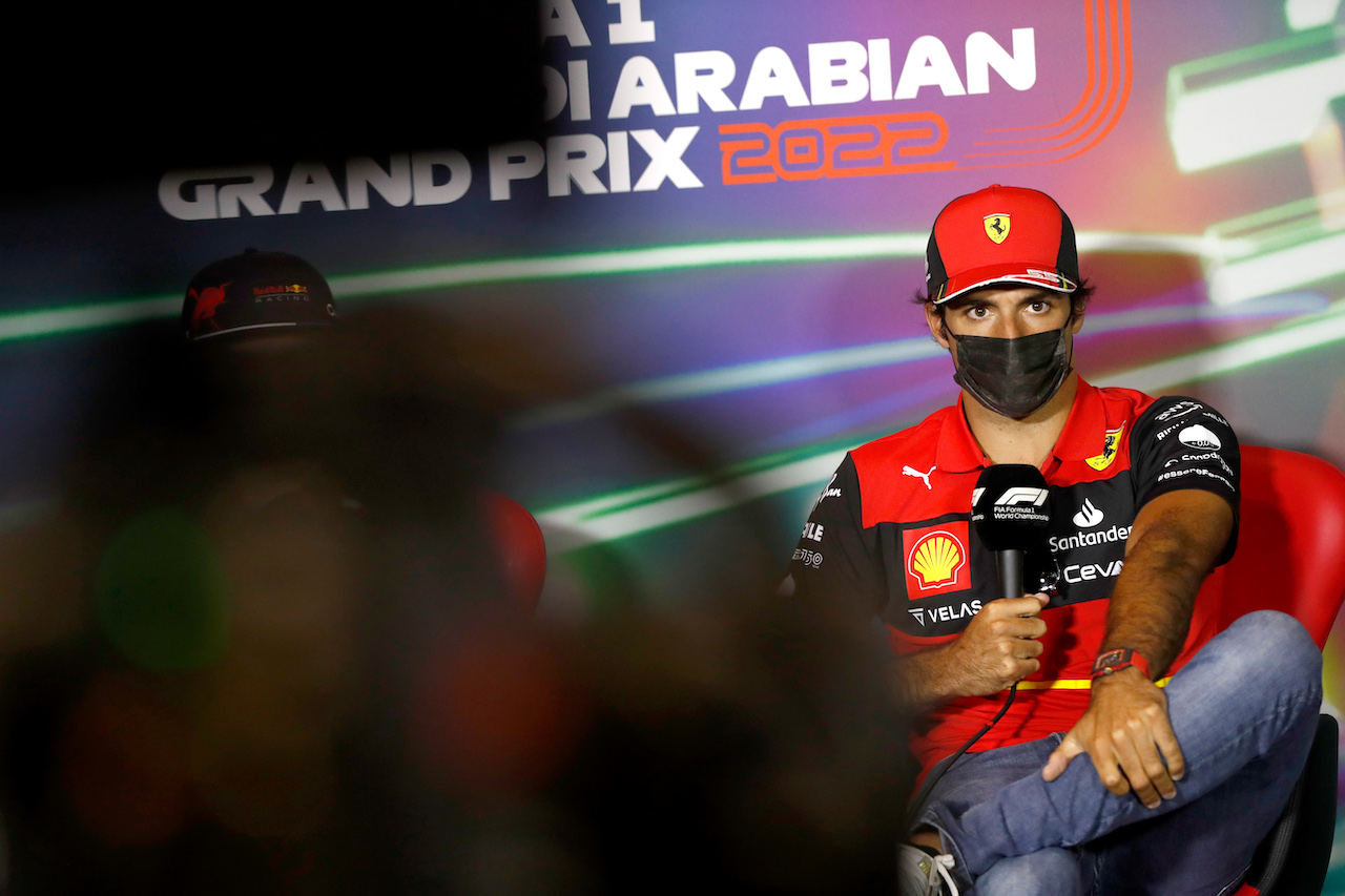 GP ARABIA SAUDITA, Carlos Sainz Jr (ESP) Ferrari in the FIA Press Conference.
25.03.2022 Formula 1 World Championship, Rd 2, Saudi Arabian Grand Prix, Jeddah, Saudi Arabia, Practice Day.
- www.xpbimages.com, EMail: requests@xpbimages.com © Copyright: XPB Images