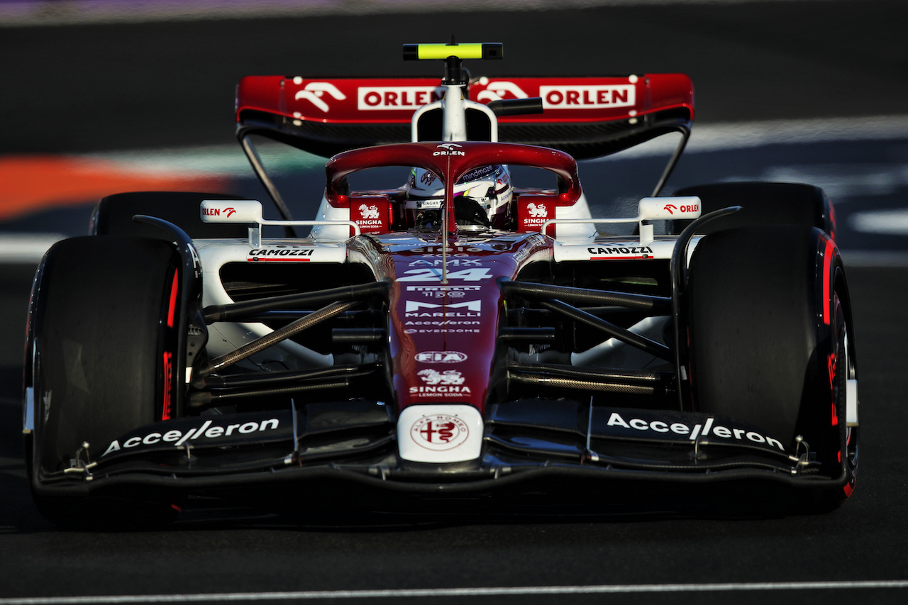 GP ARABIA SAUDITA, Guanyu Zhou (CHN) Alfa Romeo F1 Team C42.
25.03.2022 Formula 1 World Championship, Rd 2, Saudi Arabian Grand Prix, Jeddah, Saudi Arabia, Practice Day.
 - www.xpbimages.com, EMail: requests@xpbimages.com © Copyright: Coates / XPB Images