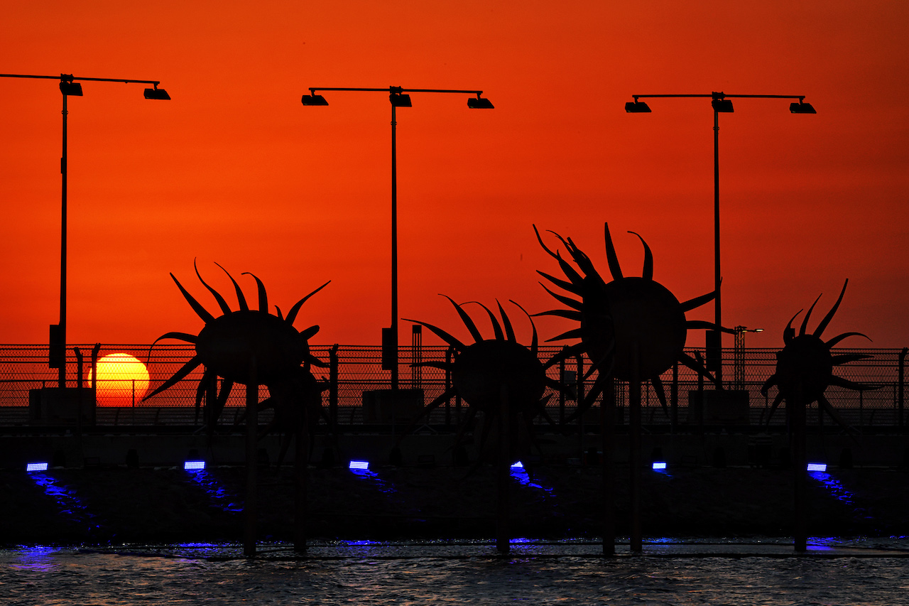GP ARABIA SAUDITA, Circuit Atmosfera - sunset.
25.03.2022 Formula 1 World Championship, Rd 2, Saudi Arabian Grand Prix, Jeddah, Saudi Arabia, Practice Day.
- www.xpbimages.com, EMail: requests@xpbimages.com © Copyright: Batchelor / XPB Images