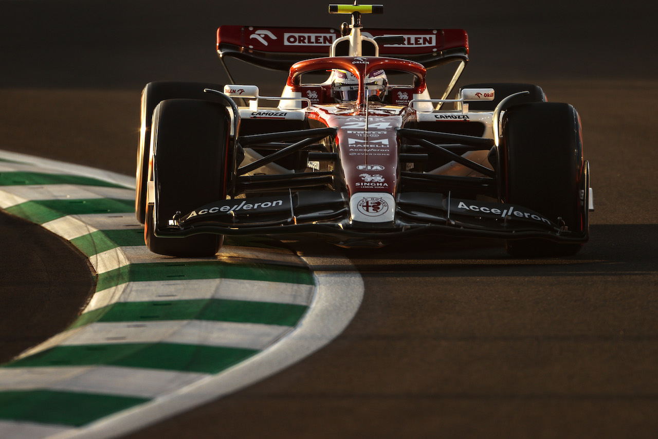 GP ARABIA SAUDITA, Guanyu Zhou (CHI), Alfa Romeo Racing 
25.03.2022 Formula 1 World Championship, Rd 2, Saudi Arabian Grand Prix, Jeddah, Saudi Arabia, Practice Day.
- www.xpbimages.com, EMail: requests@xpbimages.com ¬© Copyright: Charniaux / XPB Images