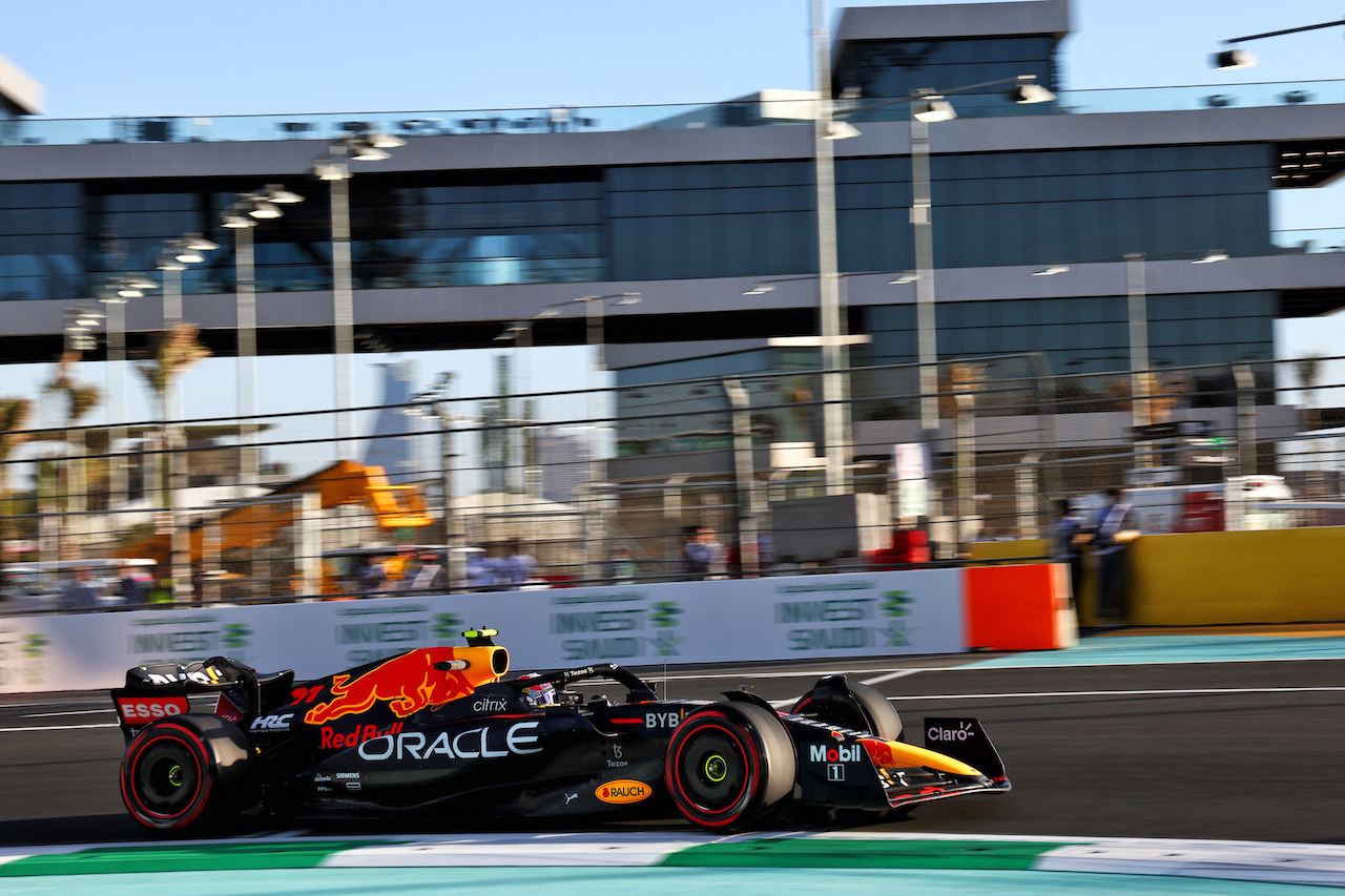 GP ARABIA SAUDITA, Sergio Perez (MEX) Red Bull Racing RB18.
25.03.2022 Formula 1 World Championship, Rd 2, Saudi Arabian Grand Prix, Jeddah, Saudi Arabia, Practice Day.
- www.xpbimages.com, EMail: requests@xpbimages.com © Copyright: Batchelor / XPB Images
