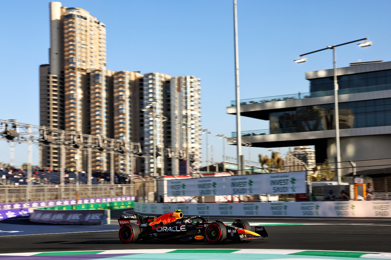 GP ARABIA SAUDITA, Sergio Perez (MEX) Red Bull Racing RB18.
25.03.2022 Formula 1 World Championship, Rd 2, Saudi Arabian Grand Prix, Jeddah, Saudi Arabia, Practice Day.
- www.xpbimages.com, EMail: requests@xpbimages.com © Copyright: Batchelor / XPB Images