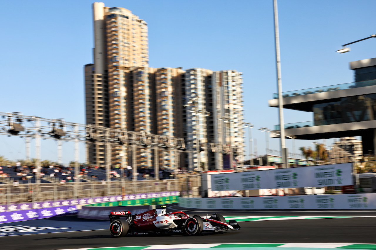 GP ARABIA SAUDITA, Guanyu Zhou (CHN) Alfa Romeo F1 Team C42.
25.03.2022 Formula 1 World Championship, Rd 2, Saudi Arabian Grand Prix, Jeddah, Saudi Arabia, Practice Day.
- www.xpbimages.com, EMail: requests@xpbimages.com © Copyright: Batchelor / XPB Images
