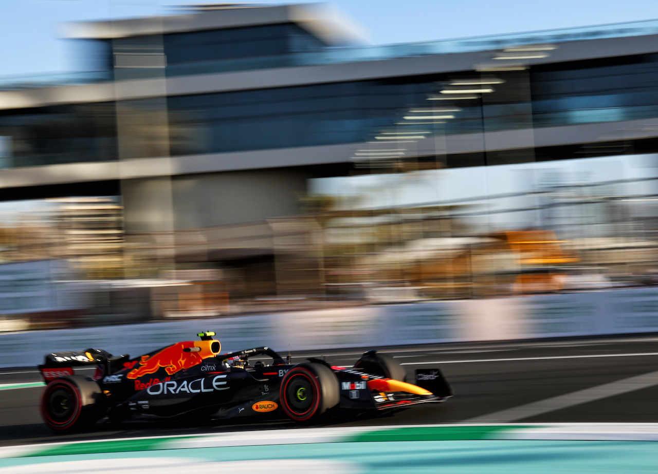 GP ARABIA SAUDITA, Sergio Perez (MEX) Red Bull Racing RB18.
25.03.2022 Formula 1 World Championship, Rd 2, Saudi Arabian Grand Prix, Jeddah, Saudi Arabia, Practice Day.
- www.xpbimages.com, EMail: requests@xpbimages.com © Copyright: Batchelor / XPB Images