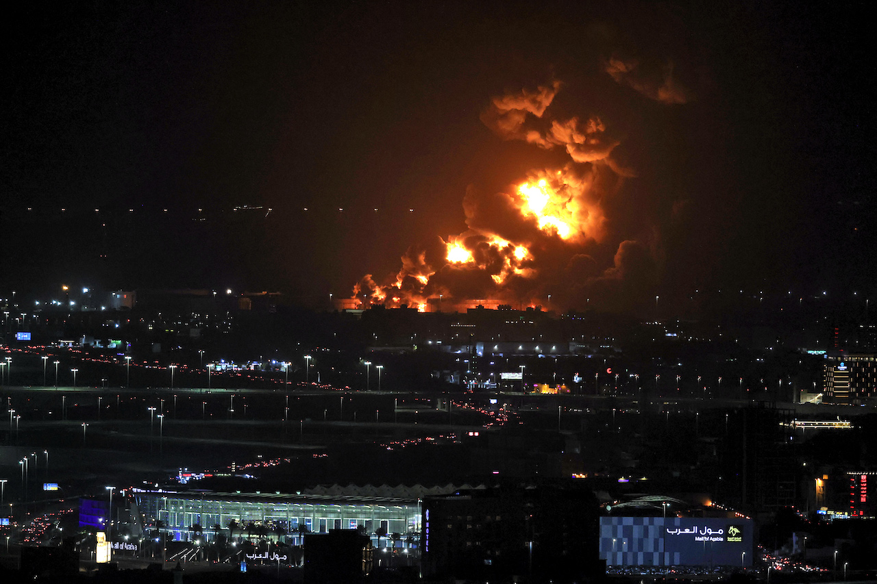 GP ARABIA SAUDITA, Circuit Atmosfera - fire following a missile strike on an Aramco oil facility.
25.03.2022 Formula 1 World Championship, Rd 2, Saudi Arabian Grand Prix, Jeddah, Saudi Arabia, Practice Day.
- www.xpbimages.com, EMail: requests@xpbimages.com © Copyright: Moy / XPB Images