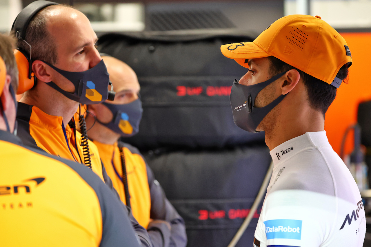 GP ARABIA SAUDITA, Daniel Ricciardo (AUS) McLaren with Tom Stallard (GBR) McLaren Gara Engineer.
25.03.2022 Formula 1 World Championship, Rd 2, Saudi Arabian Grand Prix, Jeddah, Saudi Arabia, Practice Day.
- www.xpbimages.com, EMail: requests@xpbimages.com © Copyright: Batchelor / XPB Images