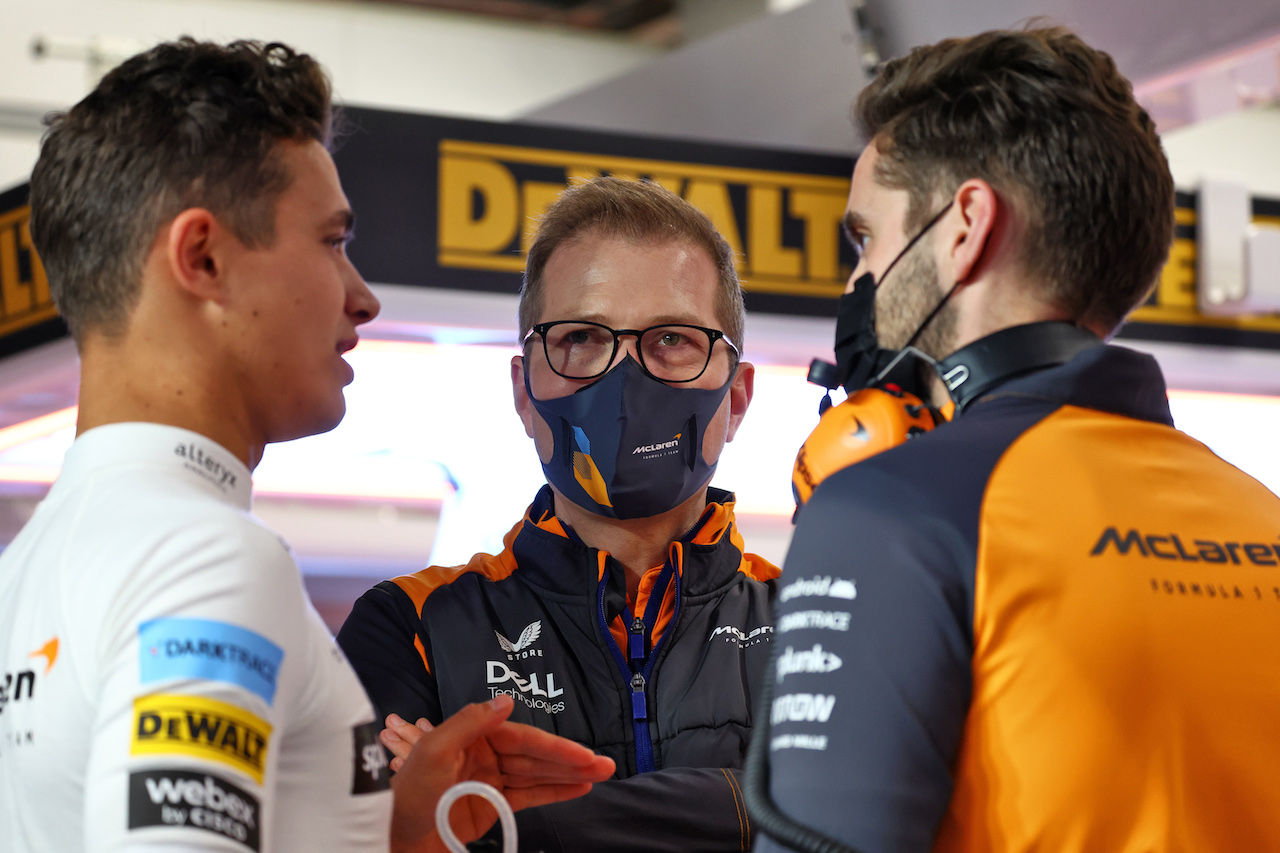 GP ARABIA SAUDITA, Andreas Seidl, McLaren Managing Director (Centre) e Lando Norris (GBR) McLaren (Left).
25.03.2022 Formula 1 World Championship, Rd 2, Saudi Arabian Grand Prix, Jeddah, Saudi Arabia, Practice Day.
- www.xpbimages.com, EMail: requests@xpbimages.com © Copyright: Batchelor / XPB Images
