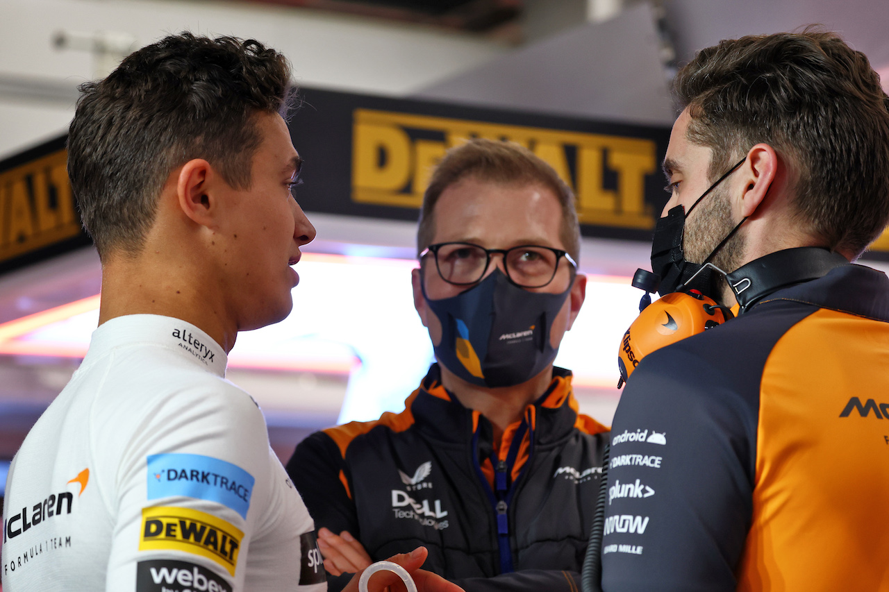 GP ARABIA SAUDITA, Andreas Seidl, McLaren Managing Director (Centre) e Lando Norris (GBR) McLaren (Left).
25.03.2022 Formula 1 World Championship, Rd 2, Saudi Arabian Grand Prix, Jeddah, Saudi Arabia, Practice Day.
- www.xpbimages.com, EMail: requests@xpbimages.com © Copyright: Batchelor / XPB Images