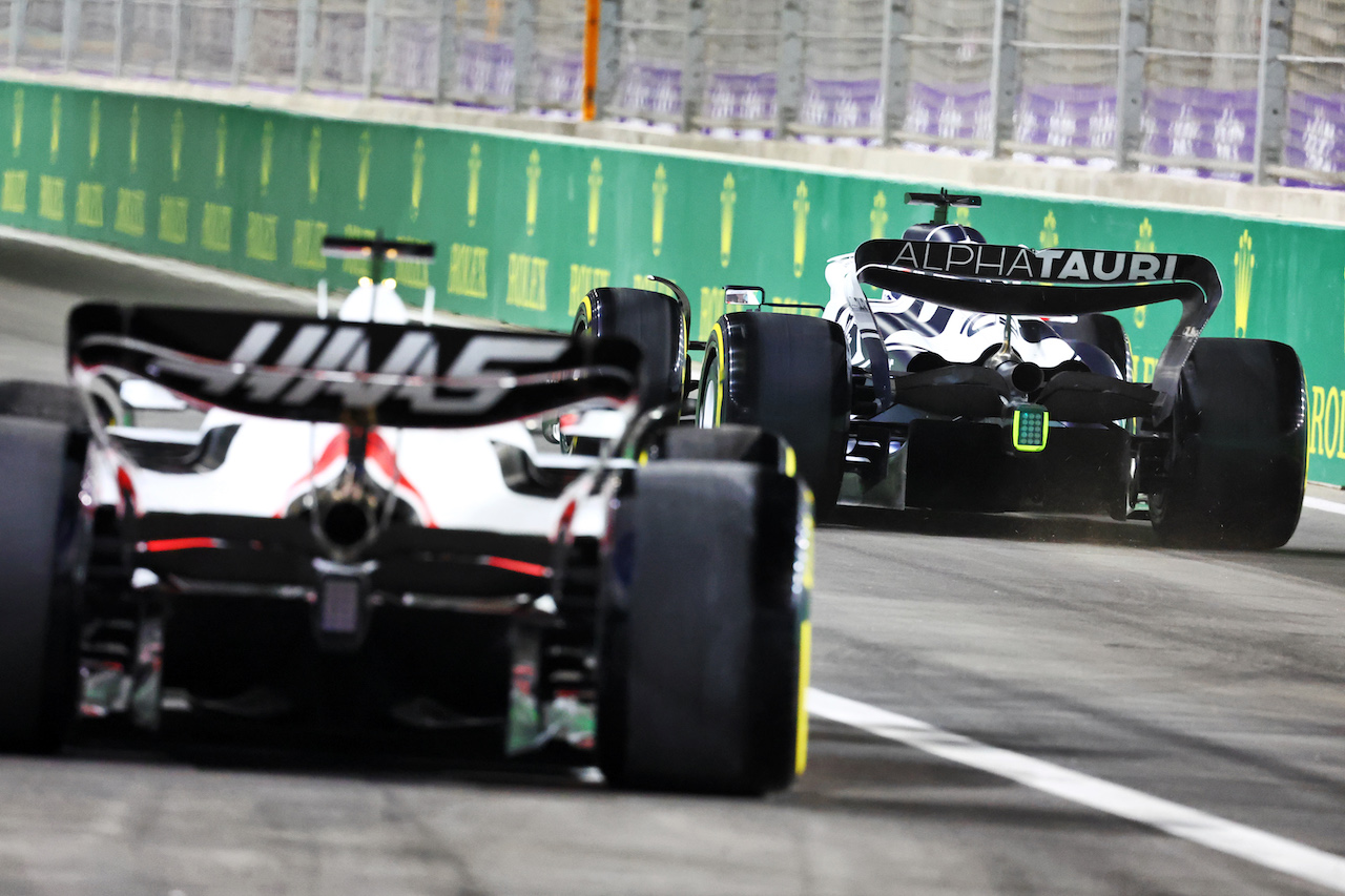 GP ARABIA SAUDITA, Yuki Tsunoda (JPN) AlphaTauri AT03 e Kevin Magnussen (DEN) Haas VF-22.
25.03.2022 Formula 1 World Championship, Rd 2, Saudi Arabian Grand Prix, Jeddah, Saudi Arabia, Practice Day.
- www.xpbimages.com, EMail: requests@xpbimages.com © Copyright: Batchelor / XPB Images