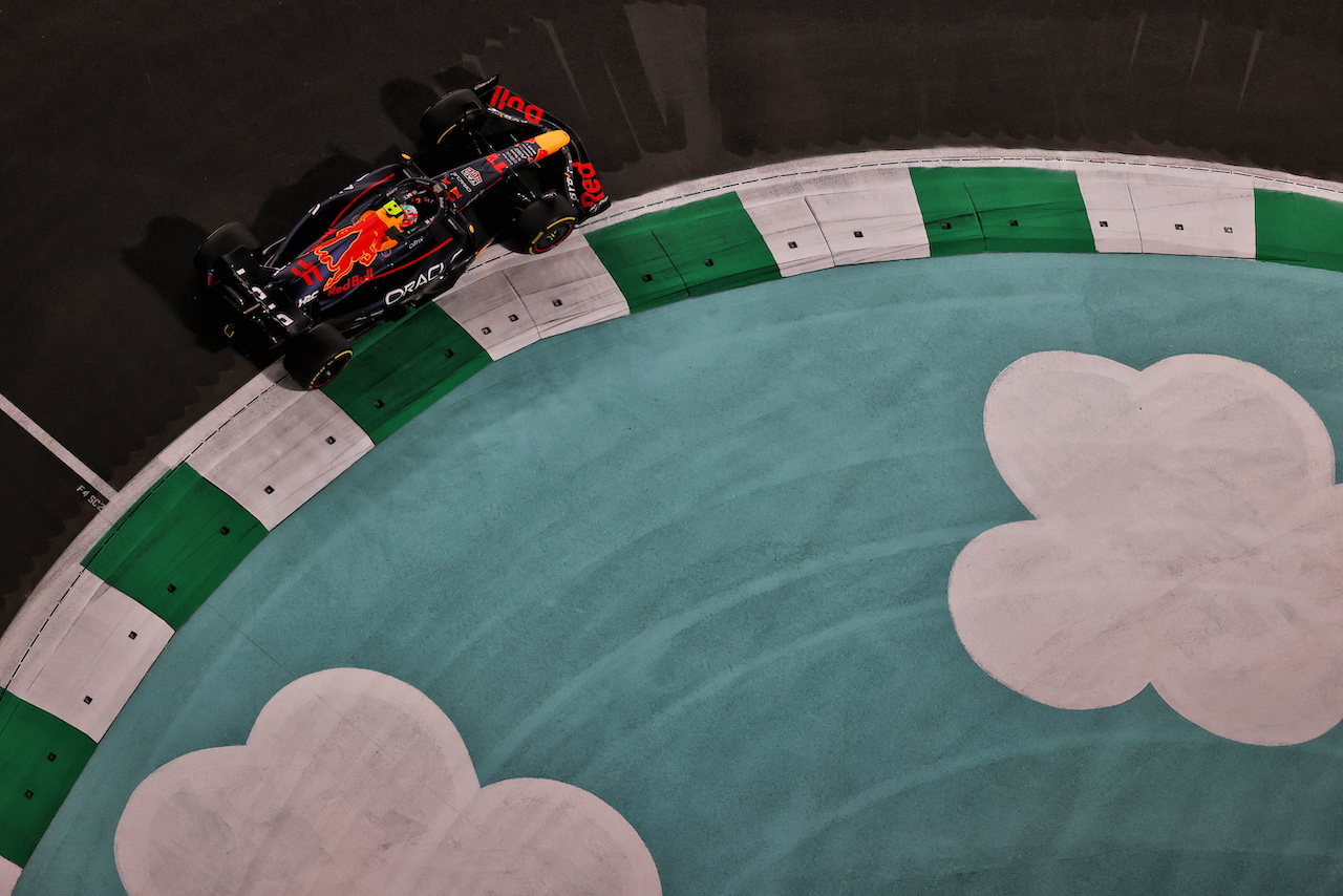 GP ARABIA SAUDITA, Sergio Perez (MEX) Red Bull Racing RB18.
25.03.2022 Formula 1 World Championship, Rd 2, Saudi Arabian Grand Prix, Jeddah, Saudi Arabia, Practice Day.
- www.xpbimages.com, EMail: requests@xpbimages.com © Copyright: Moy / XPB Images