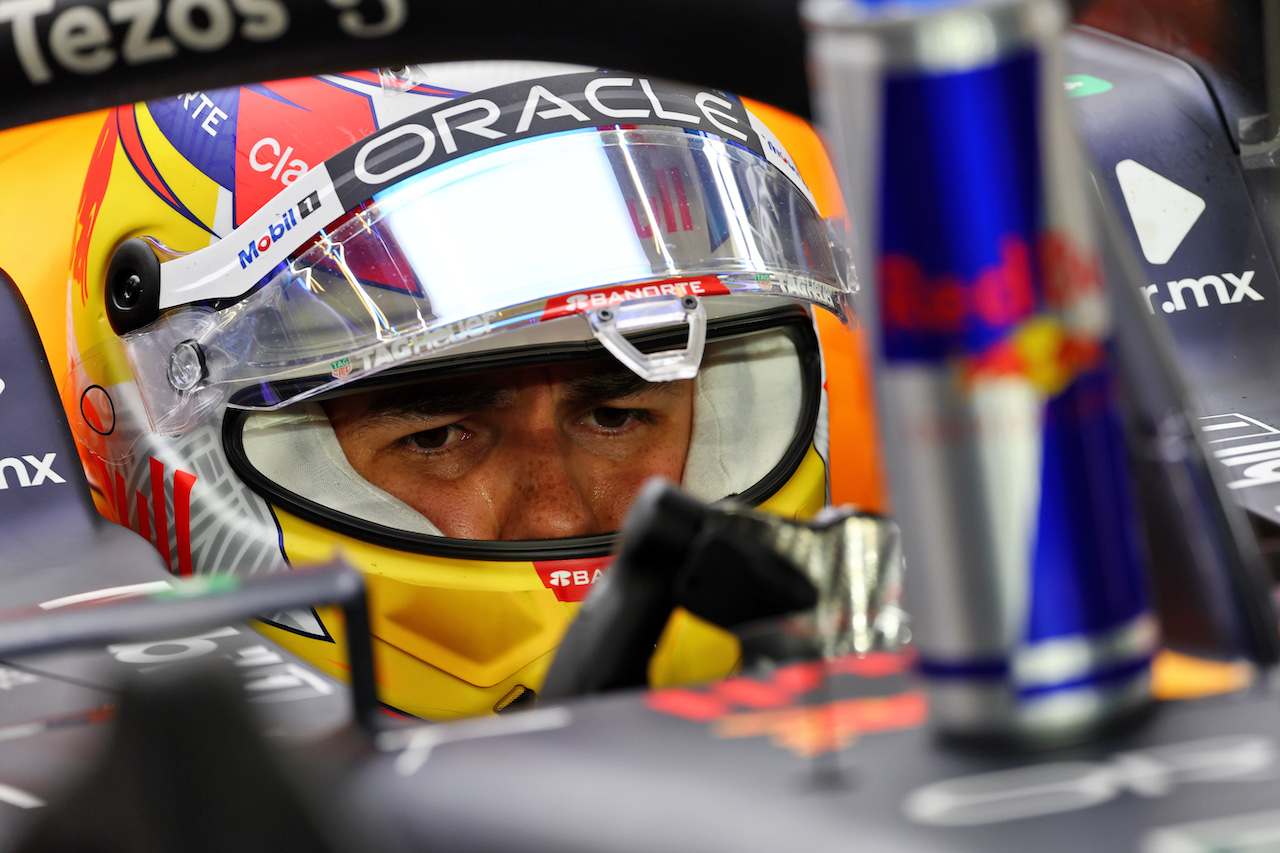 GP ARABIA SAUDITA, Sergio Perez (MEX) Red Bull Racing RB18.
25.03.2022 Formula 1 World Championship, Rd 2, Saudi Arabian Grand Prix, Jeddah, Saudi Arabia, Practice Day.
- www.xpbimages.com, EMail: requests@xpbimages.com © Copyright: Batchelor / XPB Images