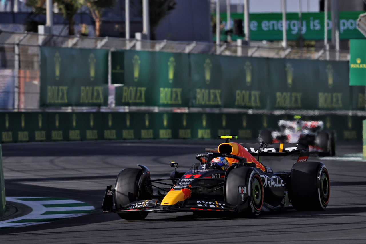 GP ARABIA SAUDITA, Sergio Perez (MEX) Red Bull Racing RB18.
25.03.2022 Formula 1 World Championship, Rd 2, Saudi Arabian Grand Prix, Jeddah, Saudi Arabia, Practice Day.
- www.xpbimages.com, EMail: requests@xpbimages.com © Copyright: Bearne / XPB Images