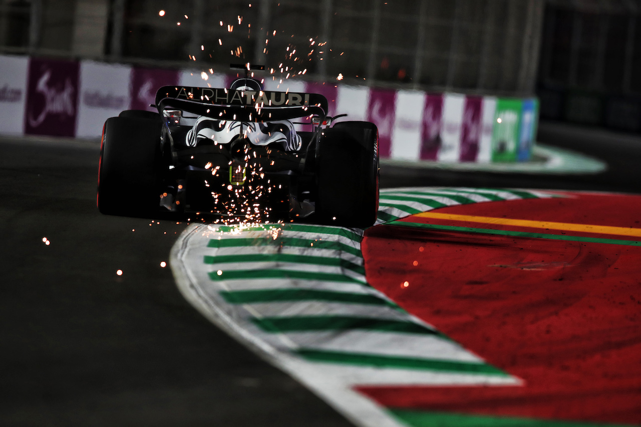 GP ARABIA SAUDITA, Pierre Gasly (FRA) AlphaTauri AT03 sends sparks flying.
25.03.2022 Formula 1 World Championship, Rd 2, Saudi Arabian Grand Prix, Jeddah, Saudi Arabia, Practice Day.
 - www.xpbimages.com, EMail: requests@xpbimages.com © Copyright: Coates / XPB Images