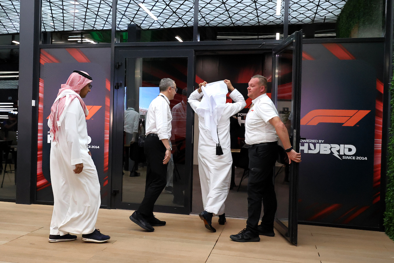 GP ARABIA SAUDITA, Stefano Domenicali (ITA) Formula One President e CEO attends a meeting following a missile strike on an Aramco oil facility near to the circuit.

25.03.2022 Formula 1 World Championship, Rd 2, Saudi Arabian Grand Prix, Jeddah, Saudi Arabia, Practice Day.
- www.xpbimages.com, EMail: requests@xpbimages.com © Copyright: Moy / XPB Images