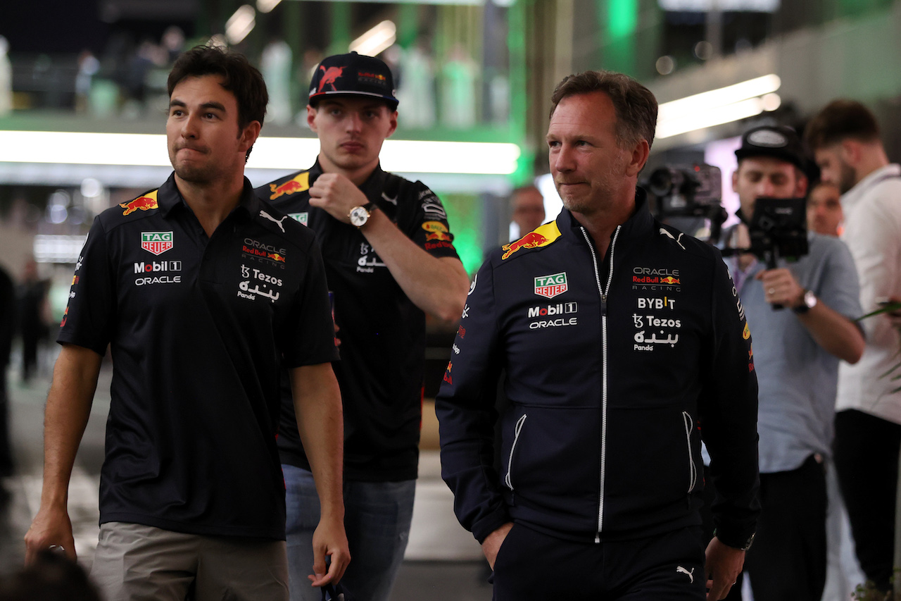 GP ARABIA SAUDITA, (L to R): Sergio Perez (MEX) Red Bull Racing; Max Verstappen (NLD) Red Bull Racing; e Christian Horner (GBR) Red Bull Racing Team Principal head to a meeting following a missile strike on an Aramco oil facility near to the circuit.

25.03.2022 Formula 1 World Championship, Rd 2, Saudi Arabian Grand Prix, Jeddah, Saudi Arabia, Practice Day.
- www.xpbimages.com, EMail: requests@xpbimages.com © Copyright: Moy / XPB Images