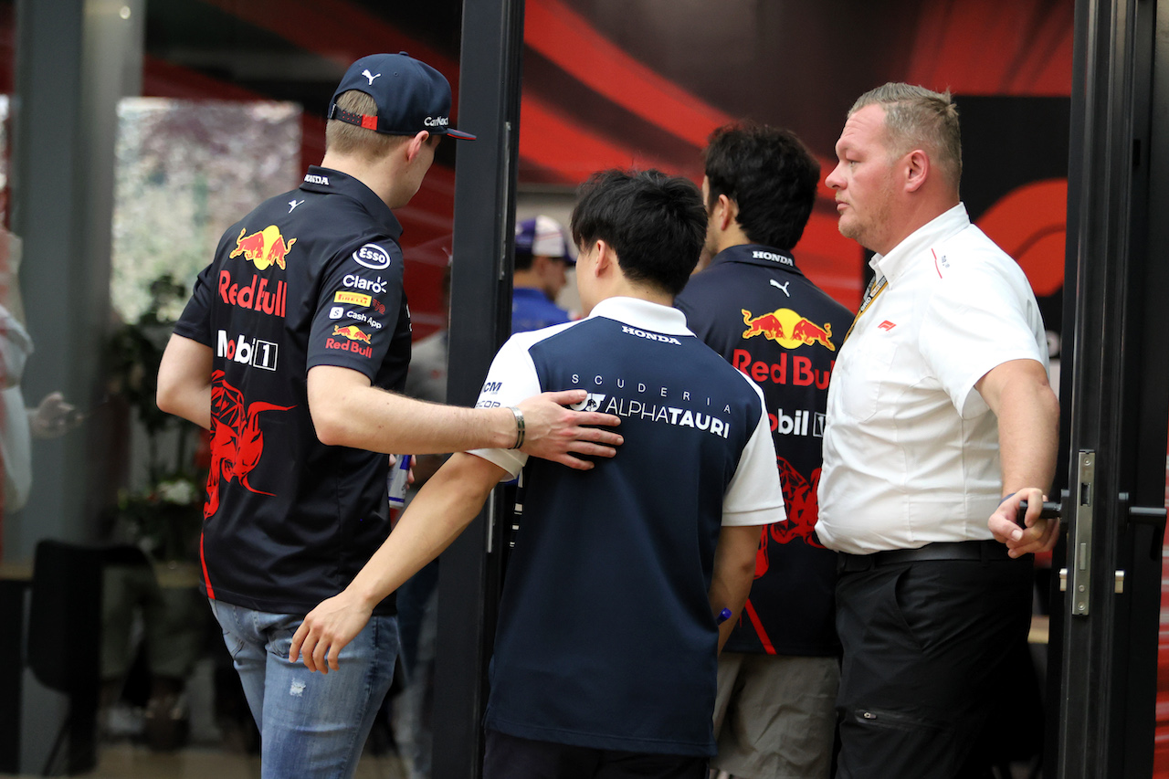 GP ARABIA SAUDITA, (L to R): Max Verstappen (NLD) Red Bull Racing e Yuki Tsunoda (JPN) AlphaTauri attend a meeting following a missile strike on an Aramco oil facility near to the circuit.

25.03.2022 Formula 1 World Championship, Rd 2, Saudi Arabian Grand Prix, Jeddah, Saudi Arabia, Practice Day.
- www.xpbimages.com, EMail: requests@xpbimages.com © Copyright: Moy / XPB Images