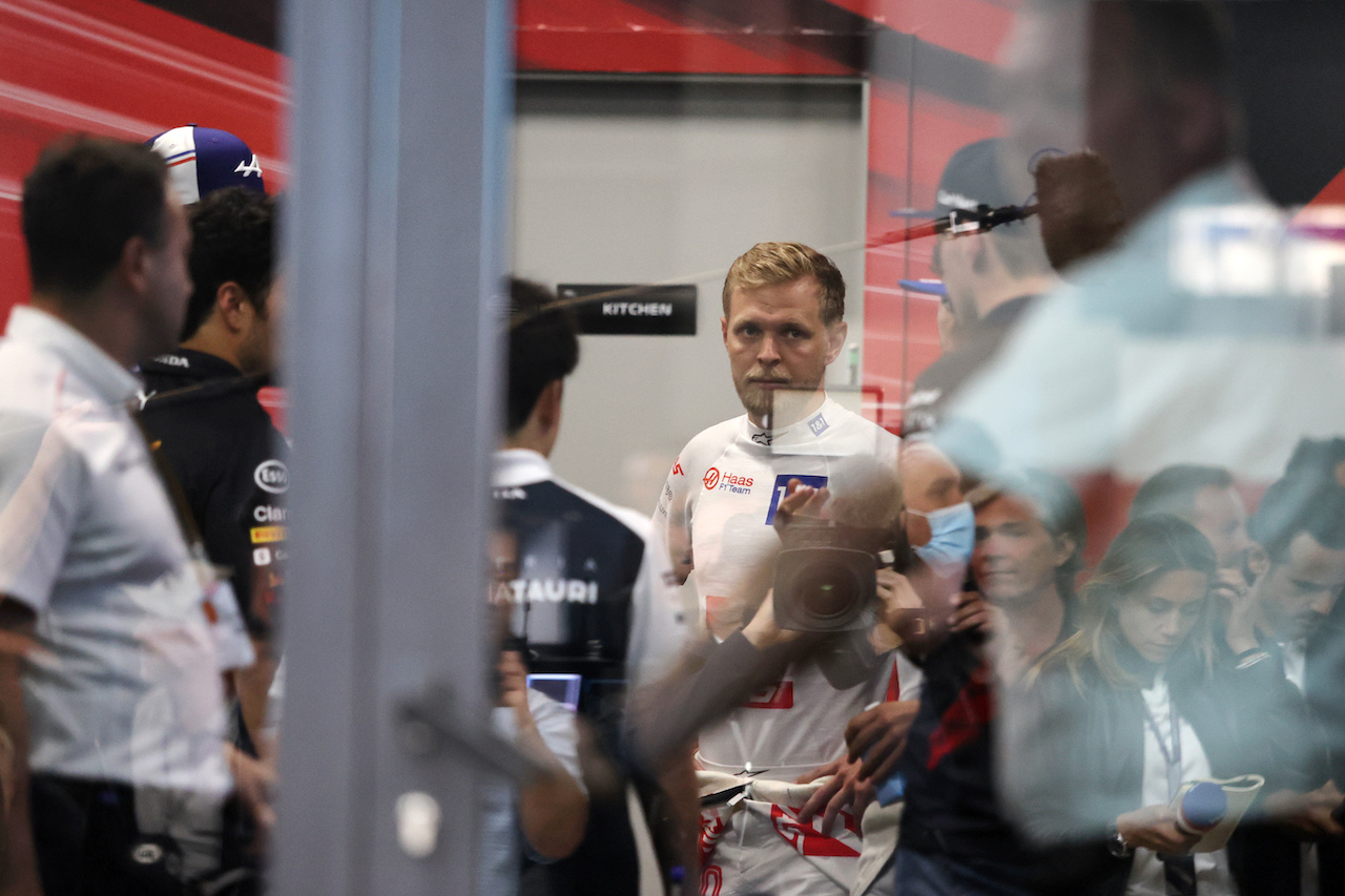 GP ARABIA SAUDITA, Kevin Magnussen (DEN) Haas F1 Team with other drivers at a meeting following a missile strike on an Aramco oil facility near to the circuit.

25.03.2022 Formula 1 World Championship, Rd 2, Saudi Arabian Grand Prix, Jeddah, Saudi Arabia, Practice Day.
- www.xpbimages.com, EMail: requests@xpbimages.com © Copyright: Moy / XPB Images