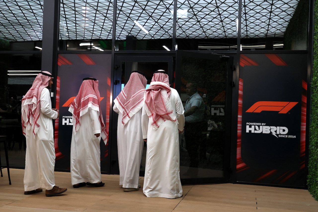 GP ARABIA SAUDITA, Saudi Arabian delegation at a meeting following a missile strike on an Aramco oil facility near to the circuit.
25.03.2022 Formula 1 World Championship, Rd 2, Saudi Arabian Grand Prix, Jeddah, Saudi Arabia, Practice Day.
- www.xpbimages.com, EMail: requests@xpbimages.com © Copyright: Moy / XPB Images