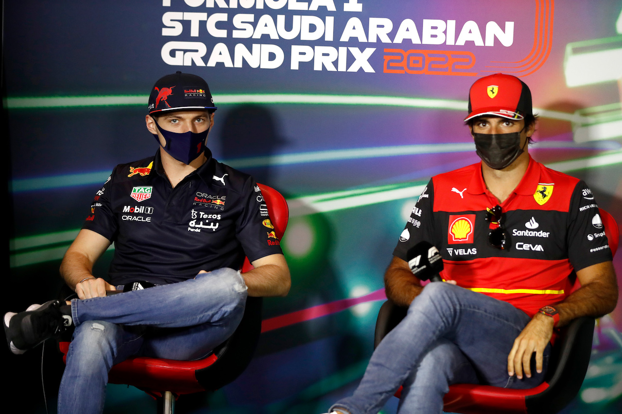 GP ARABIA SAUDITA, (L to R): Max Verstappen (NLD) Red Bull Racing e Carlos Sainz Jr (ESP) Ferrari in the FIA Press Conference.
25.03.2022 Formula 1 World Championship, Rd 2, Saudi Arabian Grand Prix, Jeddah, Saudi Arabia, Practice Day.
- www.xpbimages.com, EMail: requests@xpbimages.com © Copyright: XPB Images