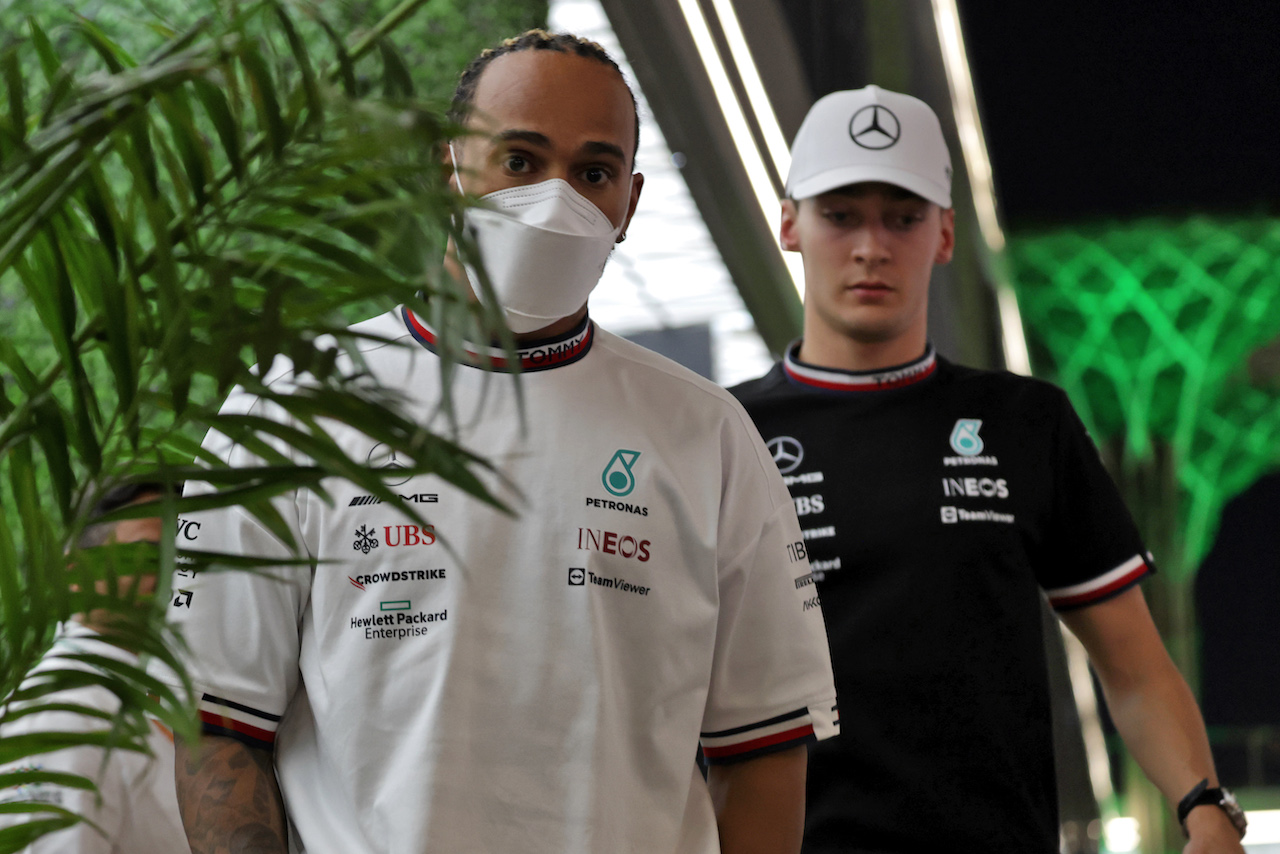 GP ARABIA SAUDITA, (L to R): Lewis Hamilton (GBR) Mercedes AMG F1 e team mate George Russell (GBR) Mercedes AMG F1.
25.03.2022 Formula 1 World Championship, Rd 2, Saudi Arabian Grand Prix, Jeddah, Saudi Arabia, Practice Day.
- www.xpbimages.com, EMail: requests@xpbimages.com © Copyright: Bearne / XPB Images