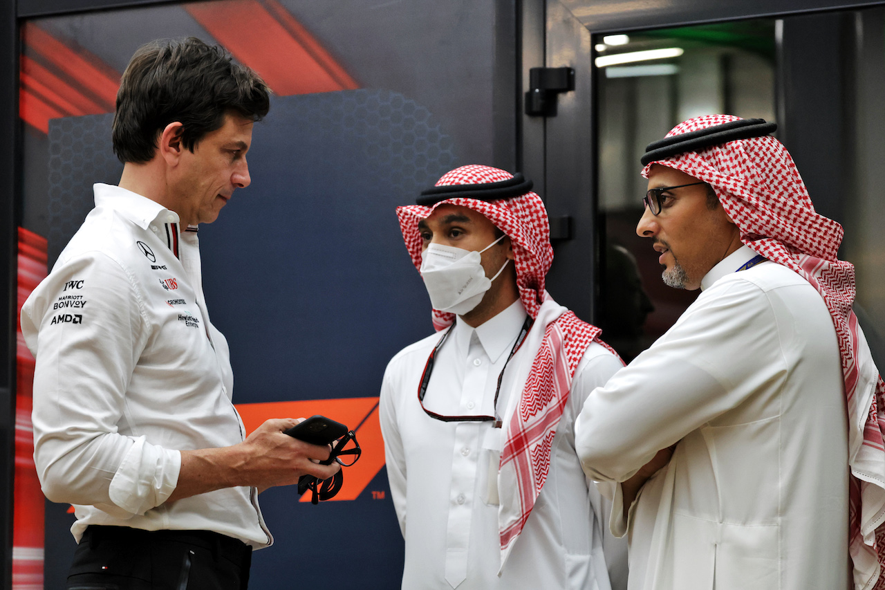 GP ARABIA SAUDITA, Toto Wolff (GER) Mercedes AMG F1 Shareholder e Executive Director (Left) with Prince Khalid Bin Sultan Al Faisal (KSA) President of the Saudi Automobile e Motorcycle Federation (Right).
25.03.2022 Formula 1 World Championship, Rd 2, Saudi Arabian Grand Prix, Jeddah, Saudi Arabia, Practice Day.
- www.xpbimages.com, EMail: requests@xpbimages.com © Copyright: Bearne / XPB Images
