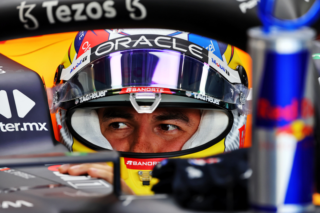 GP ARABIA SAUDITA, Sergio Perez (MEX) Red Bull Racing RB18.
25.03.2022 Formula 1 World Championship, Rd 2, Saudi Arabian Grand Prix, Jeddah, Saudi Arabia, Practice Day.
- www.xpbimages.com, EMail: requests@xpbimages.com © Copyright: Batchelor / XPB Images
