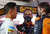 GP ARABIA SAUDITA, Andreas Seidl, McLaren Managing Director (Centre) e Lando Norris (GBR) McLaren (Left).
25.03.2022 Formula 1 World Championship, Rd 2, Saudi Arabian Grand Prix, Jeddah, Saudi Arabia, Practice Day.
- www.xpbimages.com, EMail: requests@xpbimages.com © Copyright: Batchelor / XPB Images