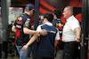 GP ARABIA SAUDITA, (L to R): Max Verstappen (NLD) Red Bull Racing e Yuki Tsunoda (JPN) AlphaTauri attend a meeting following a missile strike on an Aramco oil facility near to the circuit.

25.03.2022 Formula 1 World Championship, Rd 2, Saudi Arabian Grand Prix, Jeddah, Saudi Arabia, Practice Day.
- www.xpbimages.com, EMail: requests@xpbimages.com © Copyright: Moy / XPB Images