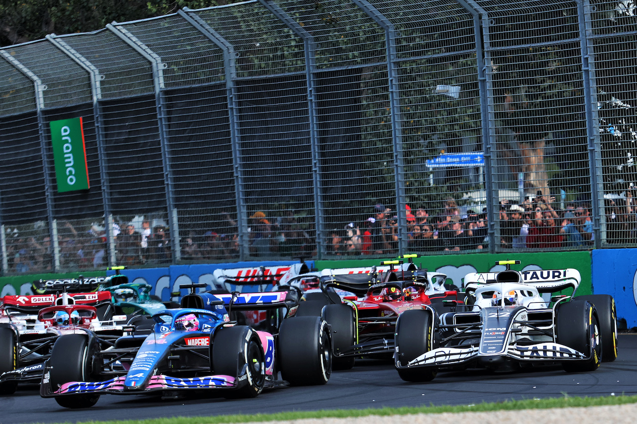 GP AUSTRALIA, Fernando Alonso (ESP) Alpine F1 Team A522 e Yuki Tsunoda (JPN) AlphaTauri AT03 at the partenza of the race.
10.04.2022. Formula 1 World Championship, Rd 3, Australian Grand Prix, Albert Park, Melbourne, Australia, Gara Day.
- www.xpbimages.com, EMail: requests@xpbimages.com © Copyright: Charniaux / XPB Images