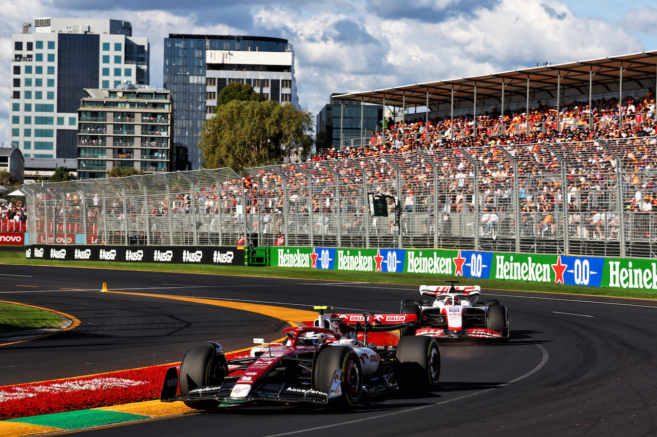GP AUSTRALIA, Guanyu Zhou (CHN) Alfa Romeo F1 Team C42.
10.04.2022. Formula 1 World Championship, Rd 3, Australian Grand Prix, Albert Park, Melbourne, Australia, Gara Day.
- www.xpbimages.com, EMail: requests@xpbimages.com © Copyright: Batchelor / XPB Images