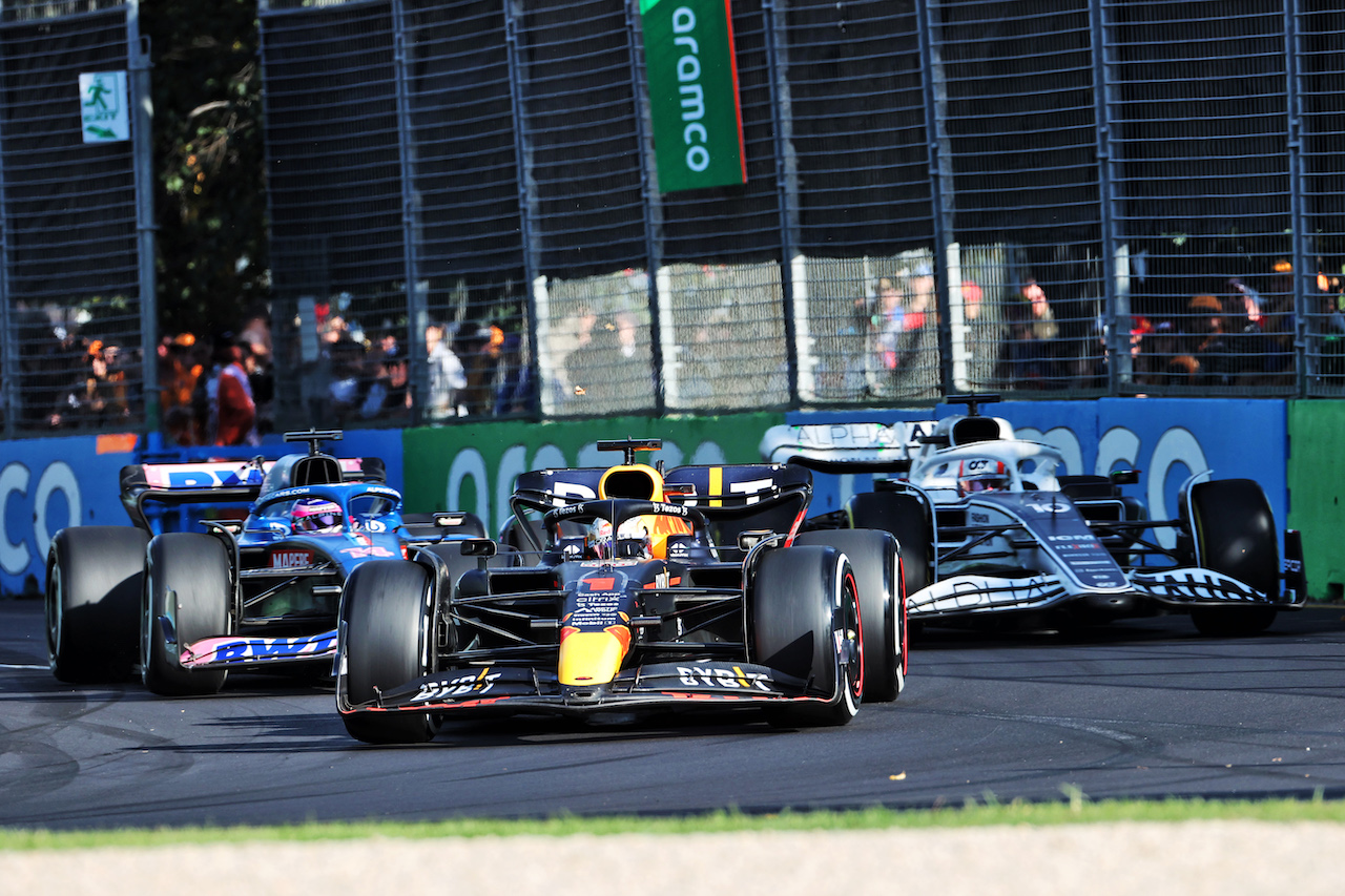 GP AUSTRALIA, Sergio Perez (MEX) Red Bull Racing RB18.
10.04.2022. Formula 1 World Championship, Rd 3, Australian Grand Prix, Albert Park, Melbourne, Australia, Gara Day.
- www.xpbimages.com, EMail: requests@xpbimages.com © Copyright: Charniaux / XPB Images