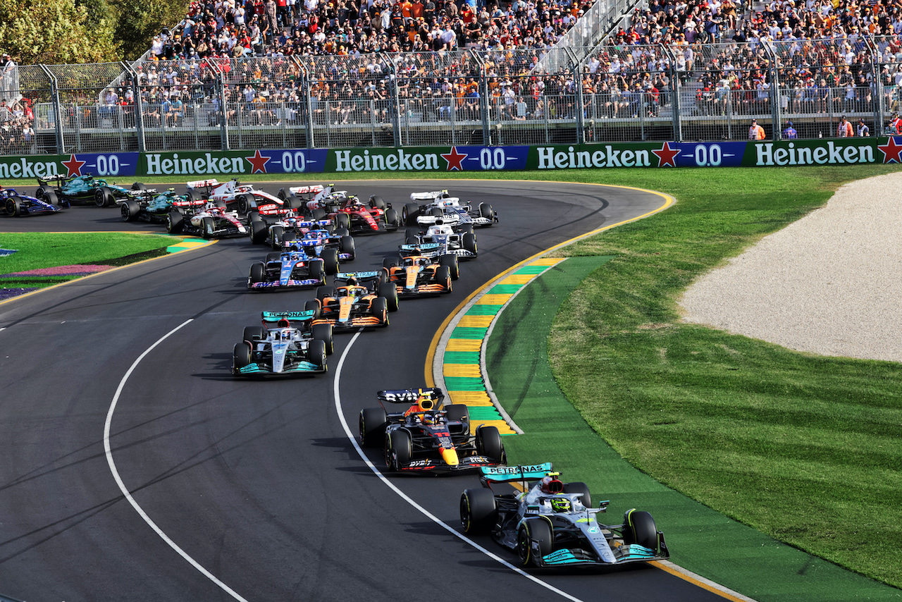 GP AUSTRALIA, Lewis Hamilton (GBR) Mercedes AMG F1 W13 at the partenza of the race.
10.04.2022. Formula 1 World Championship, Rd 3, Australian Grand Prix, Albert Park, Melbourne, Australia, Gara Day.
- www.xpbimages.com, EMail: requests@xpbimages.com © Copyright: Bearne / XPB Images
