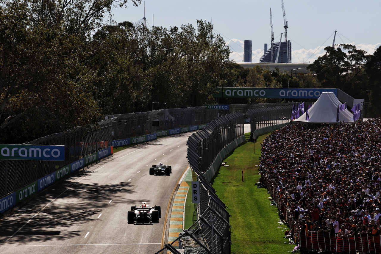 GP AUSTRALIA, Lewis Hamilton (GBR) Mercedes AMG F1 W13 davanti a Sergio Perez (MEX) Red Bull Racing RB18.
10.04.2022. Formula 1 World Championship, Rd 3, Australian Grand Prix, Albert Park, Melbourne, Australia, Gara Day.
- www.xpbimages.com, EMail: requests@xpbimages.com © Copyright: Bearne / XPB Images