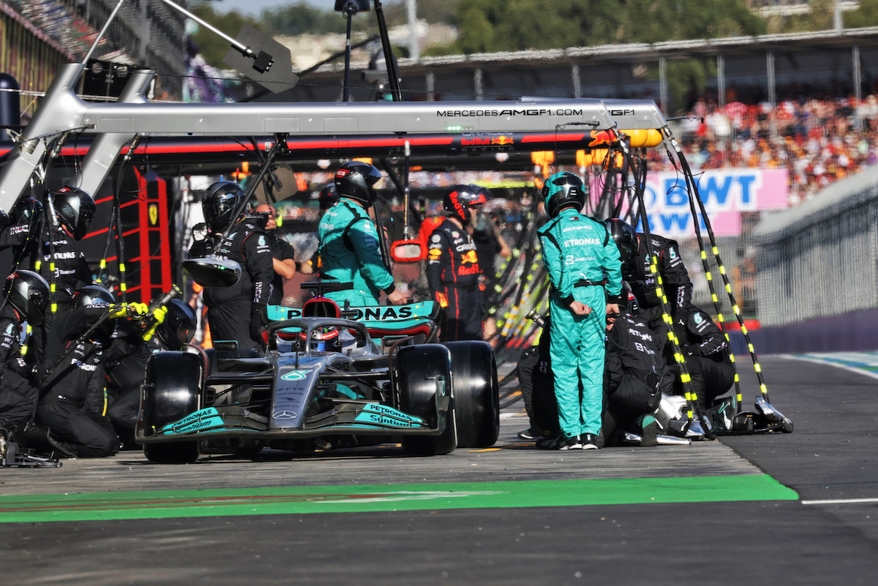 GP AUSTRALIA, George Russell (GBR) Mercedes AMG F1 W13 makes a pit stop.
10.04.2022. Formula 1 World Championship, Rd 3, Australian Grand Prix, Albert Park, Melbourne, Australia, Gara Day.
- www.xpbimages.com, EMail: requests@xpbimages.com © Copyright: Bearne / XPB Images