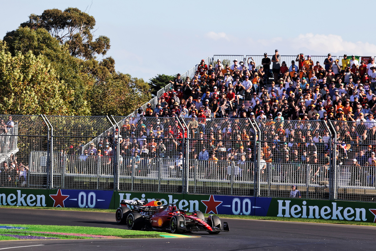 GP AUSTRALIA, Charles Leclerc (MON) Ferrari F1-75 e Max Verstappen (NLD) Red Bull Racing RB18 battle for the lead of the race.
10.04.2022. Formula 1 World Championship, Rd 3, Australian Grand Prix, Albert Park, Melbourne, Australia, Gara Day.
- www.xpbimages.com, EMail: requests@xpbimages.com © Copyright: Bearne / XPB Images